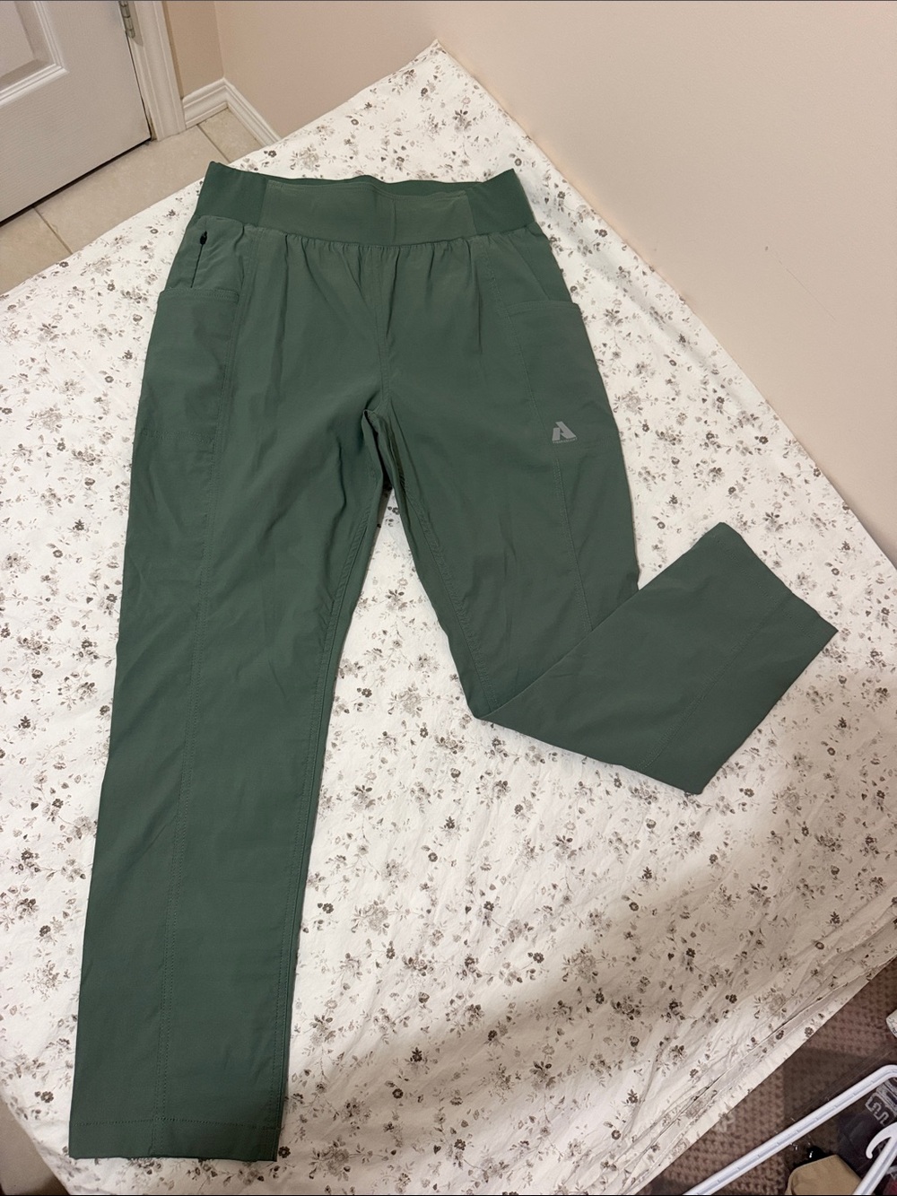 Eddie Bauer Straight-Leg Stretch Pants in Forest Green